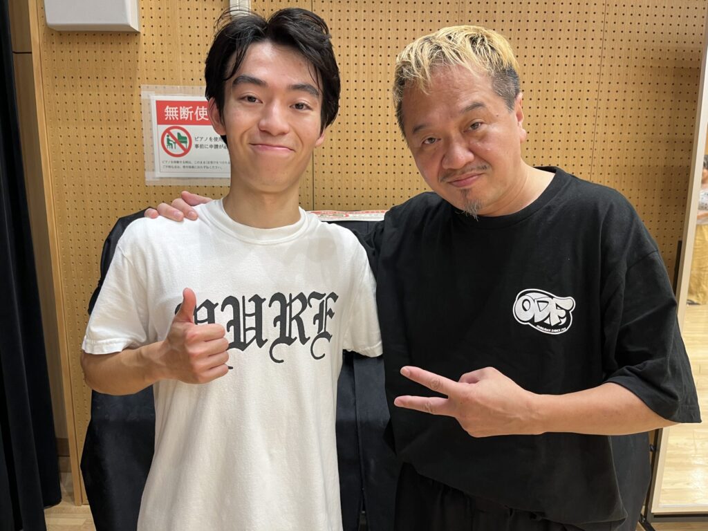 見送りダンスの様子